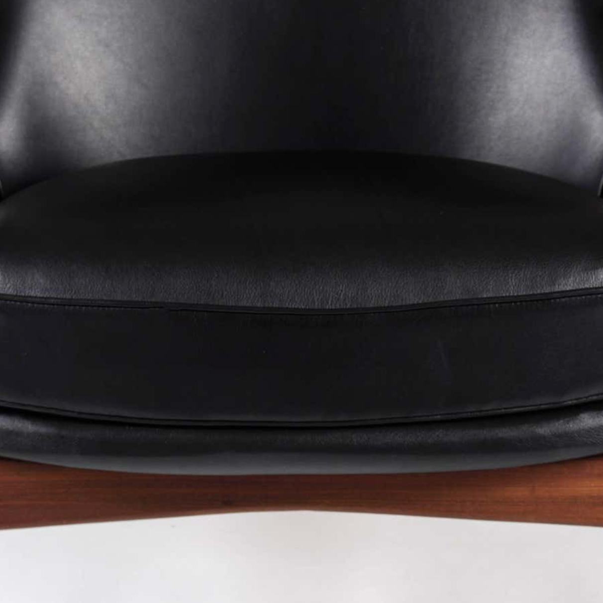 كرسي كوفود لارسن الخشبي العتيق