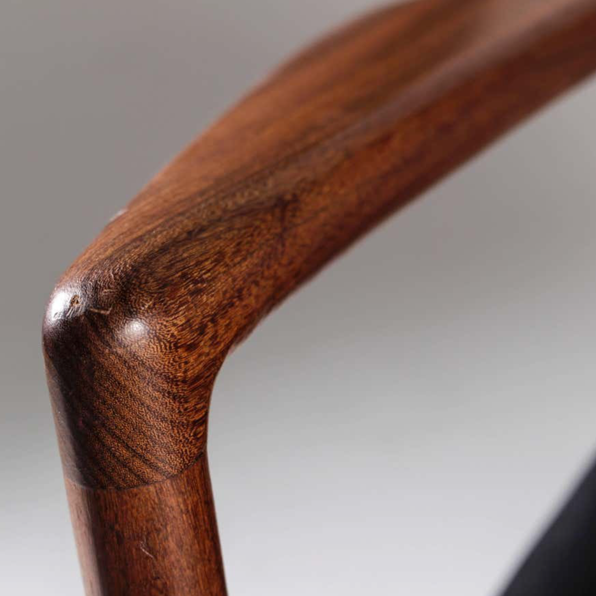 كرسي كوفود لارسن الخشبي العتيق